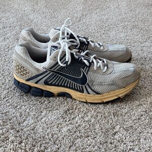 Men’s - Nike Zoom Vomero 5
Thunder Blue Cream